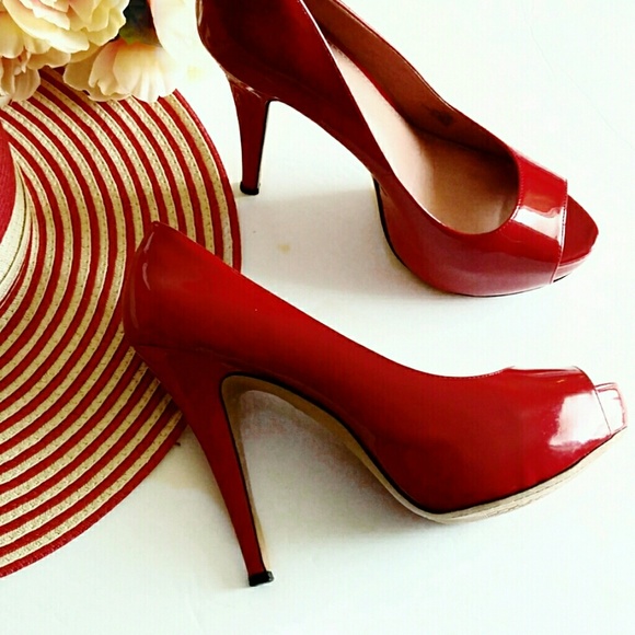 ¡Just In! Award Winner🎉Vince Camuto Red Hot Heels - Picture 3 of 8